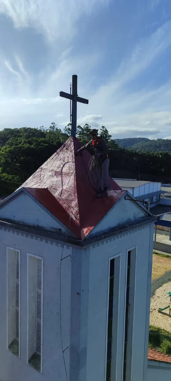 Trabalho de impermeabilização em torre de edificação religiosa