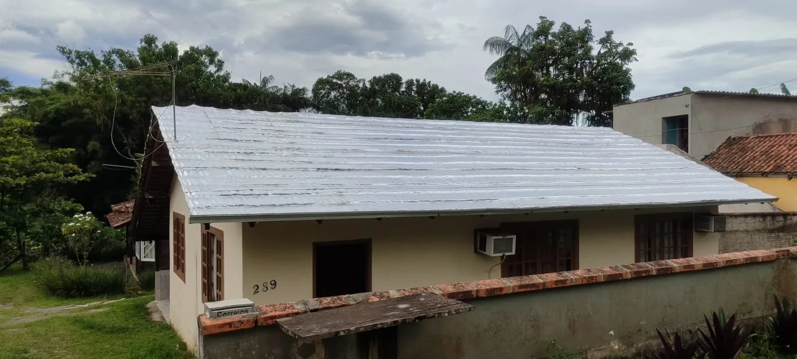 Vista geral de telhado residencial com acabamento aluminizado
