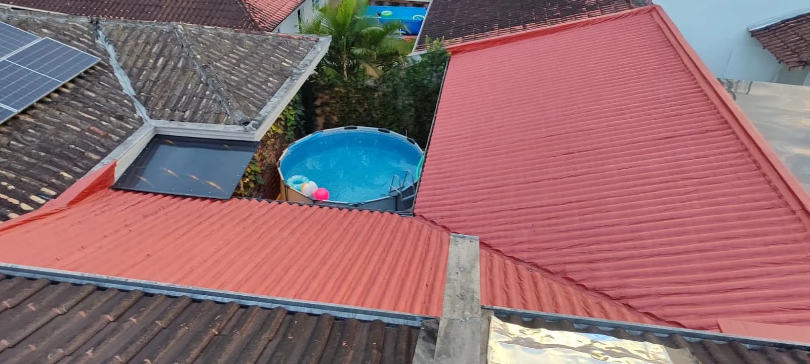 Vista aérea de telhado residencial com acabamento vermelho