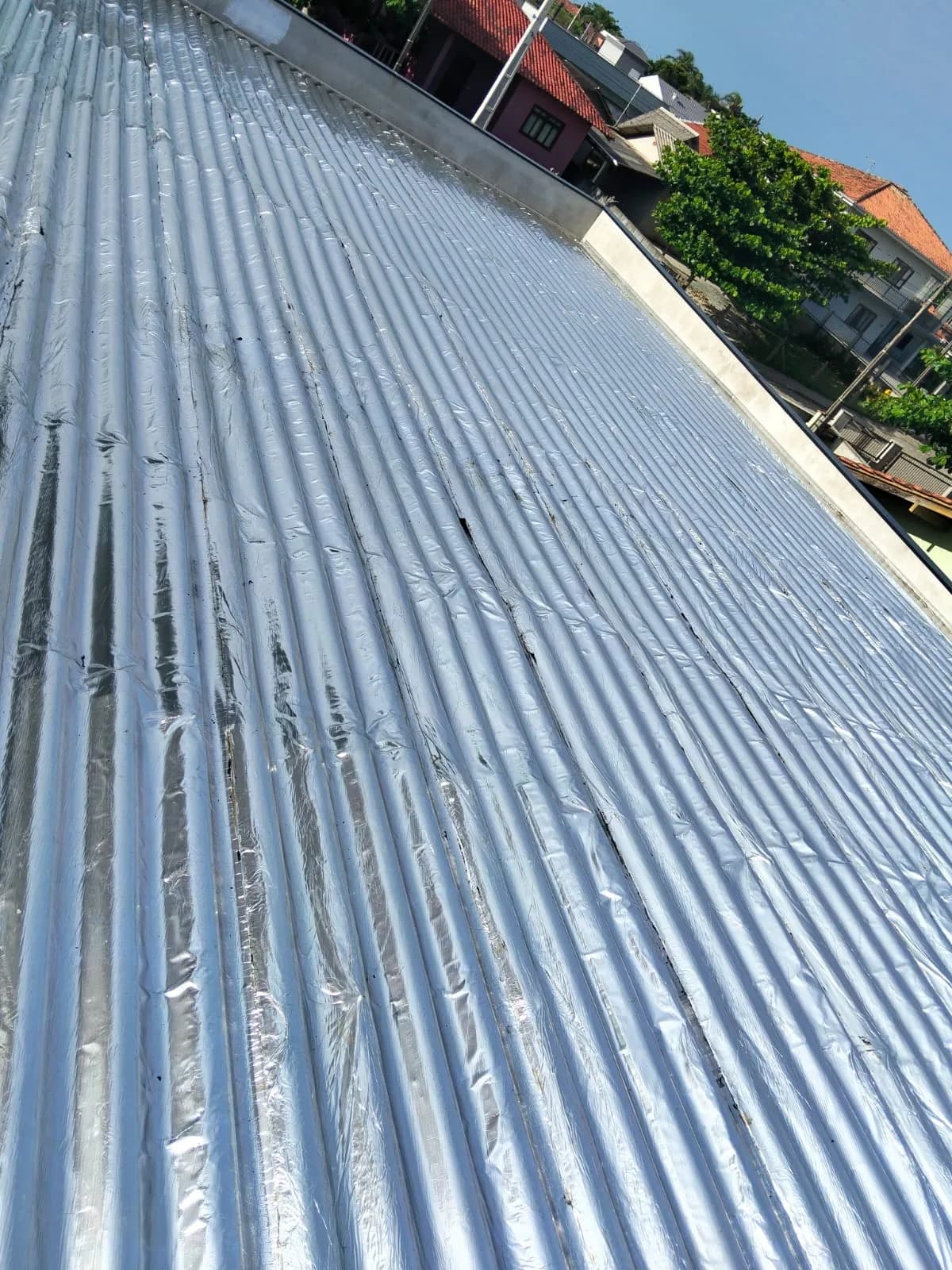 Cobertura corrugada com acabamento aluminizado executada pela Triunfo
