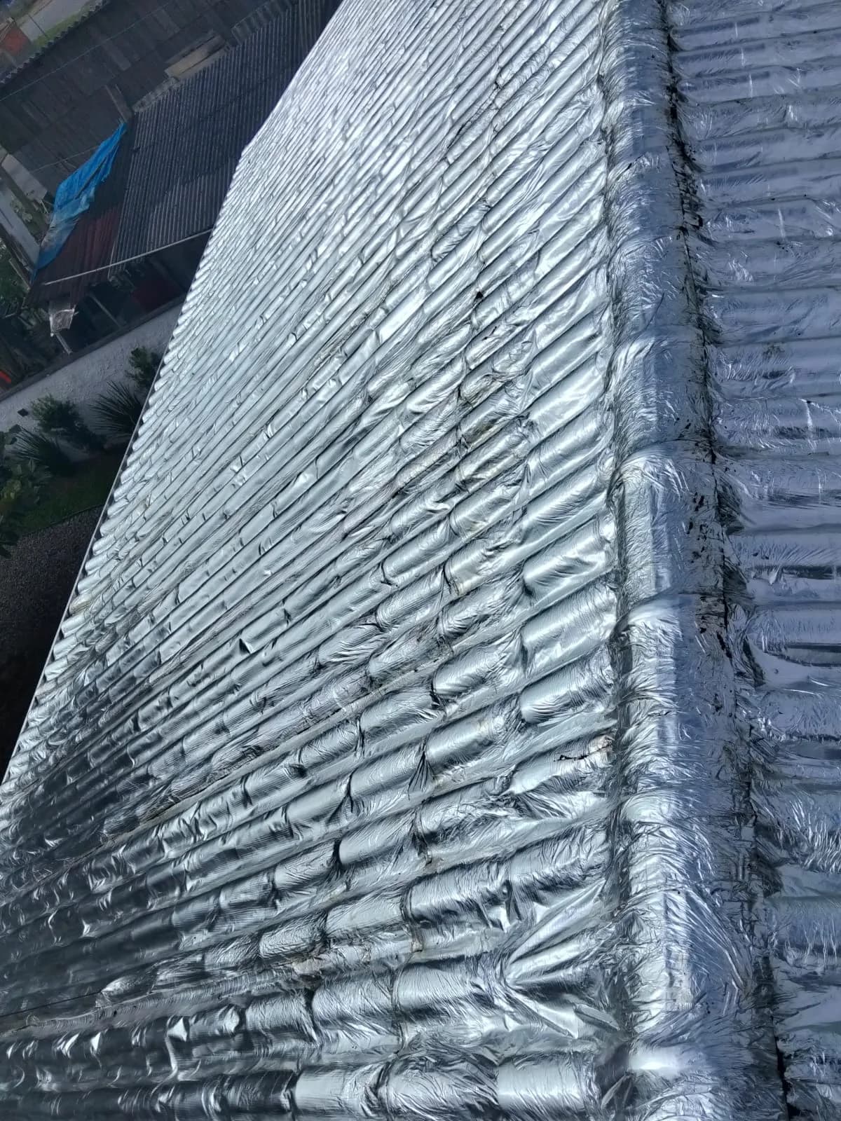 Detalhe de cobertura corrugada com acabamento aluminizado