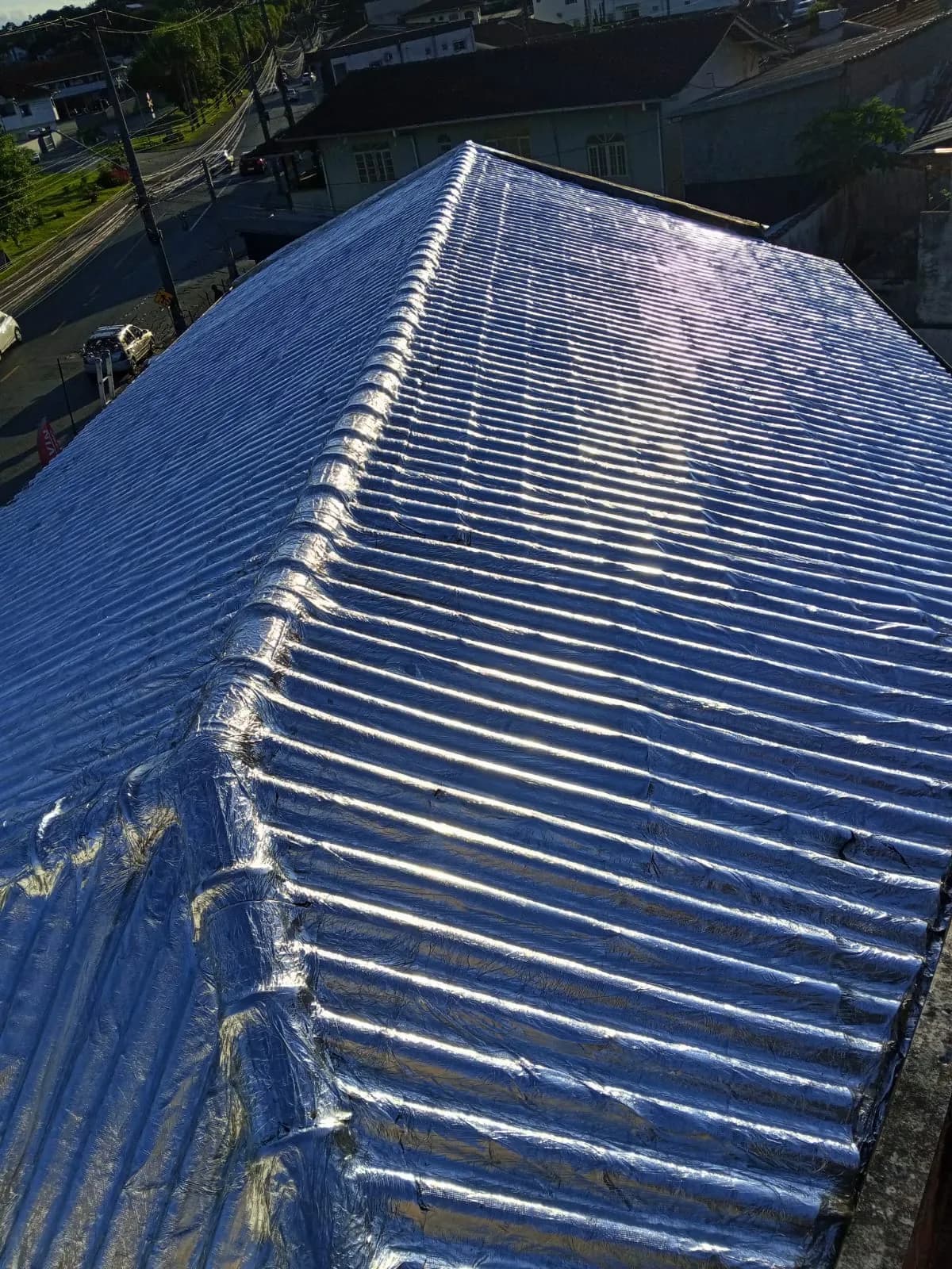 Telhado inclinado com acabamento aluminizado em obra real da Triunfo