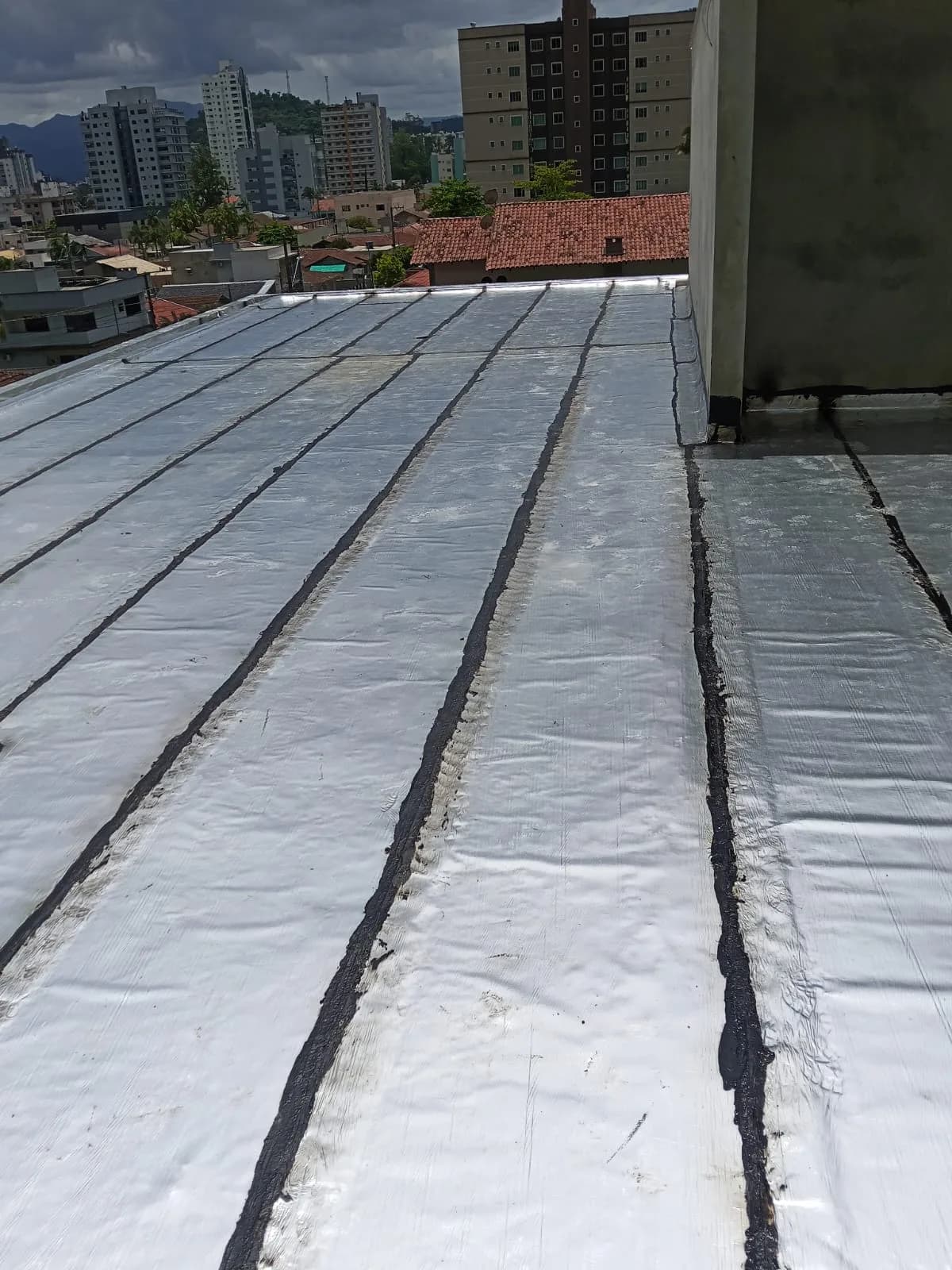 Laje urbana impermeabilizada com manta aluminizada e emendas seladas