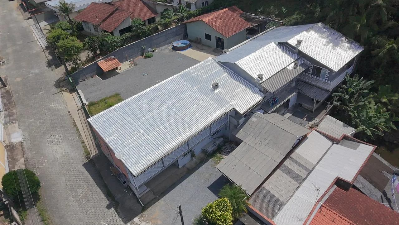 Vista aérea de cobertura comercial impermeabilizada