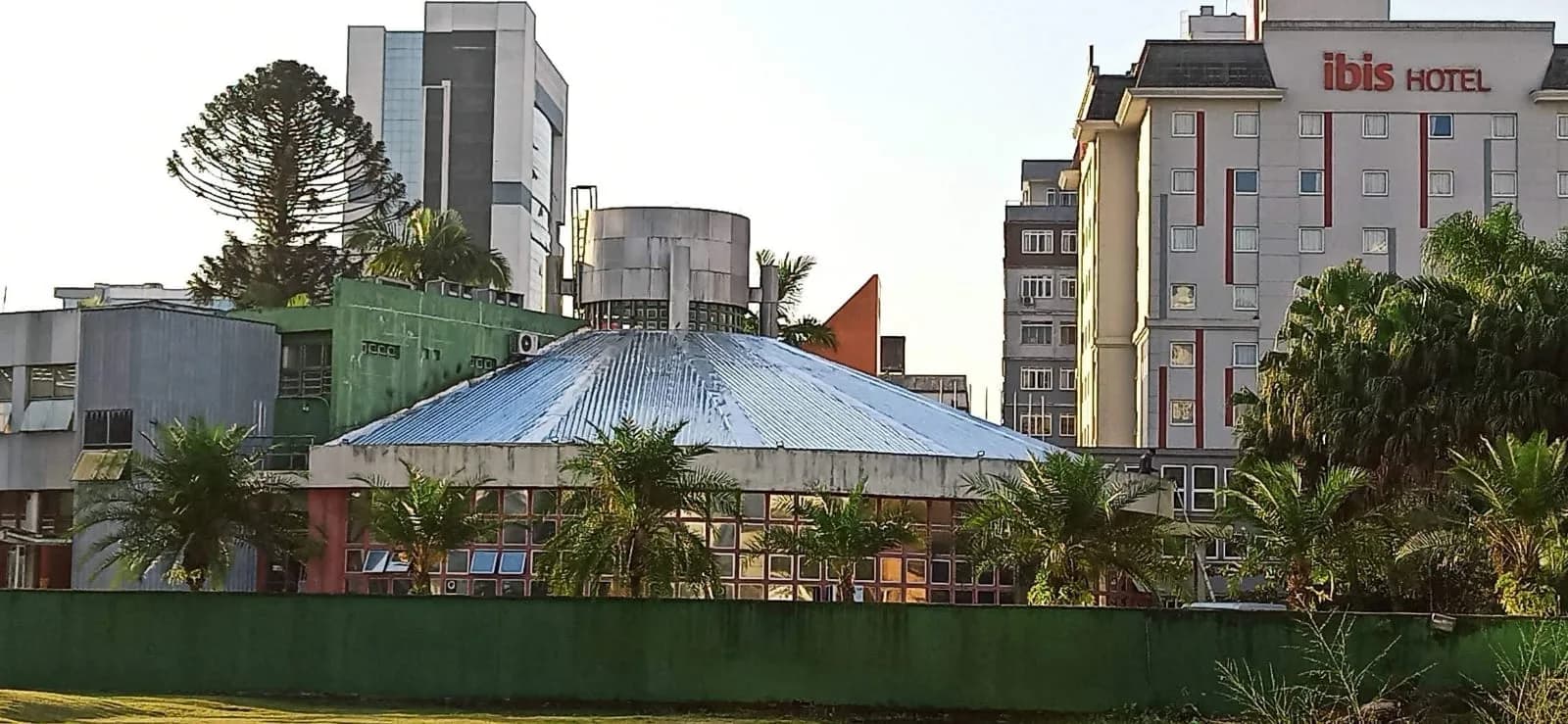Vista externa da cobertura institucional impermeabilizada em Joinville