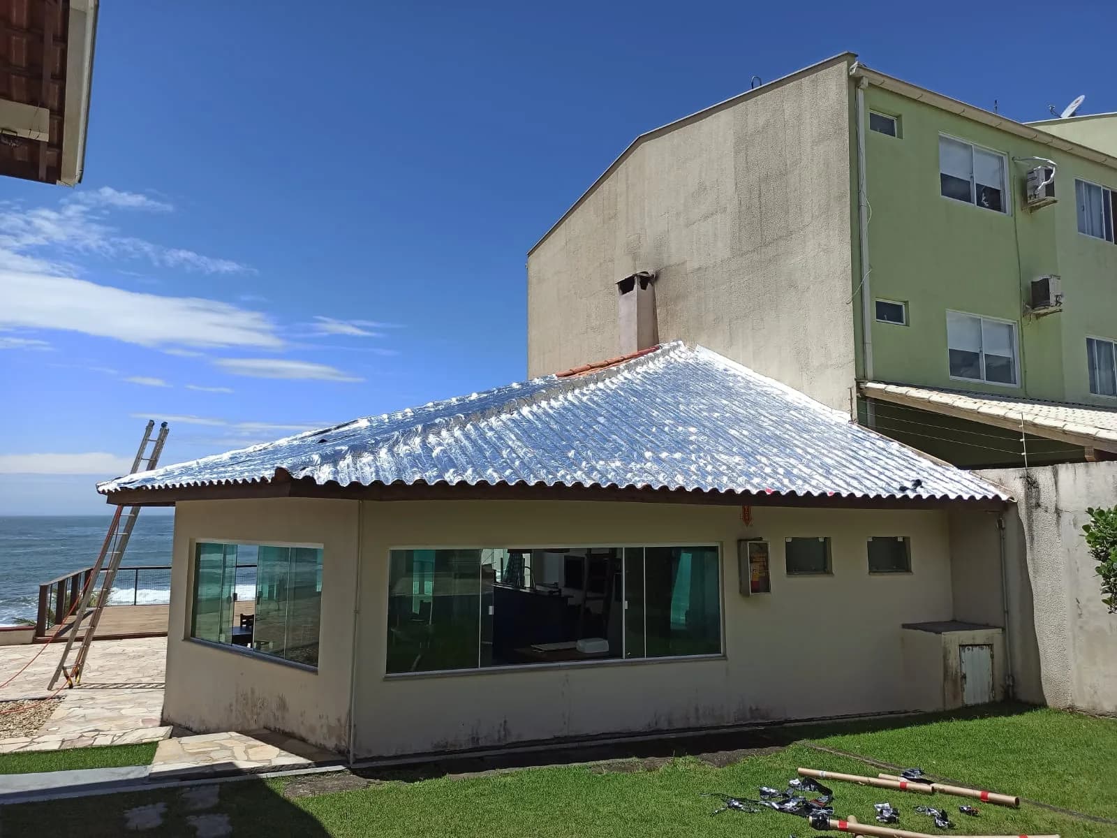 Residência no litoral catarinense com telhado recém-impermeabilizado pela Triunfo
